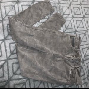 AMERICAN EAGLE WOMEN’S CAMO PRINT JEANS